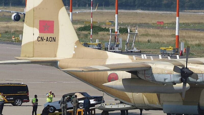 Irre Szenen vom Flugfeld: Militärmaschine aus Marokko holt Oldtimer aus Düsseldorf ab – war der König einkaufen?