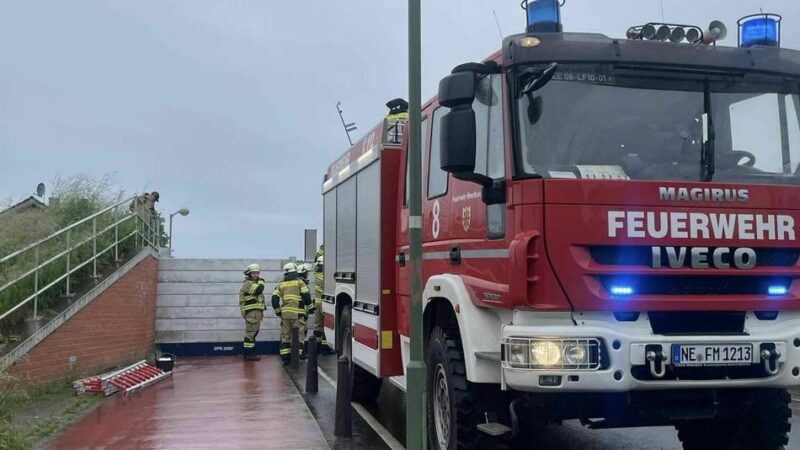 Fest in Meerbusch: Feuerwehr in Strümp zeigt Technik, Fahrzeuge und Fettexplosion