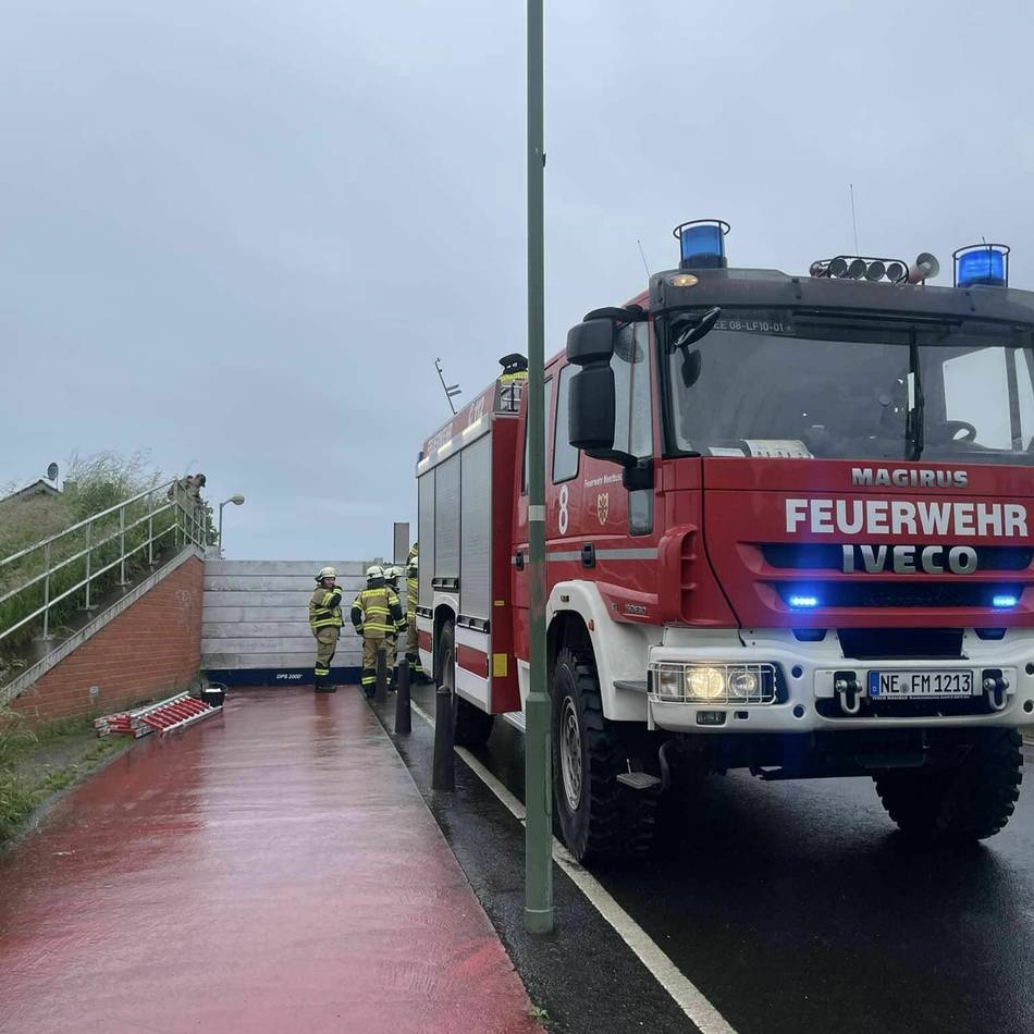 Fest in Meerbusch: Feuerwehr in Strümp zeigt Technik, Fahrzeuge und Fettexplosion