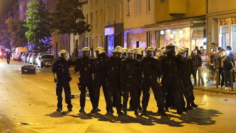 Böller und Flaschen geworfen: Ausschreitungen in Düsseldorf nach Marokkos WM-Aus – drei Polizisten verletzt