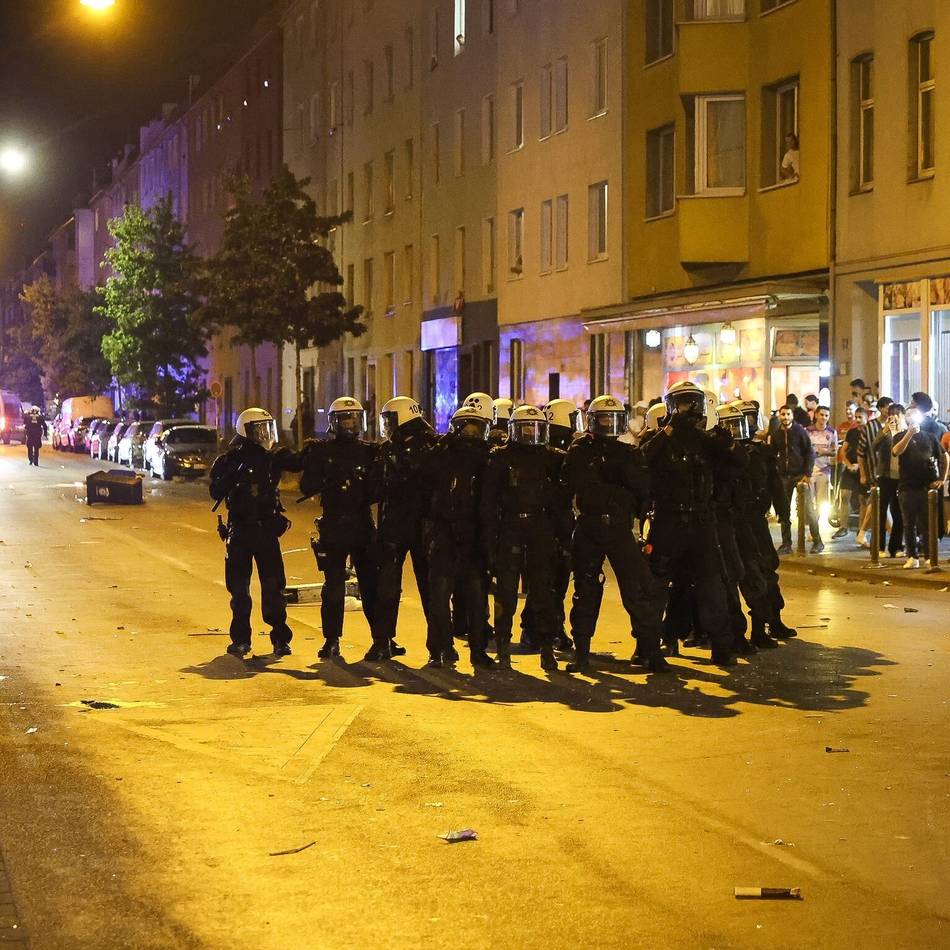 Böller und Flaschen geworfen: Ausschreitungen in Düsseldorf nach Marokkos WM-Aus – drei Polizisten verletzt