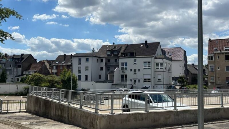 Nach Parkhausabriss: 60 neue Parkplätze in der Moerser Innenstadt – Übergangslösung an der Kautzstraße