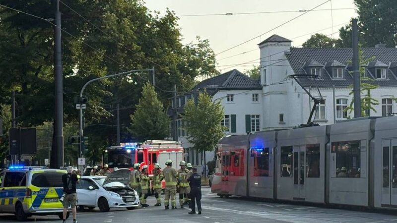 Verkehr in Düsseldorf behindert: Unfall auf Grafenberger Allee – Bahn erfasst verbotswidrig abbiegendes Auto
