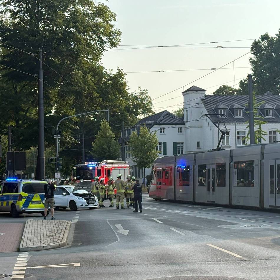 Verkehr in Düsseldorf behindert: Unfall auf Grafenberger Allee – Bahn erfasst verbotswidrig abbiegendes Auto
