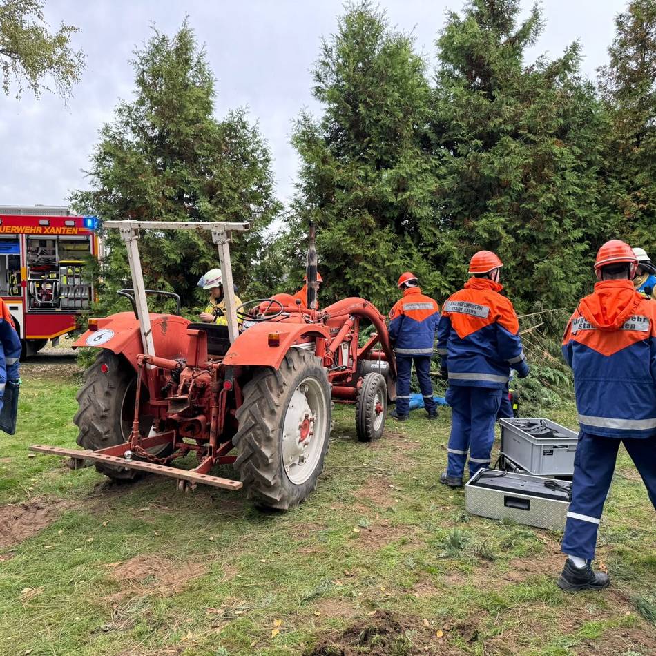 Berufsfeuerwehrtag in Xanten: Jugendfeuerwehr simuliert 24-Stunden-Schicht