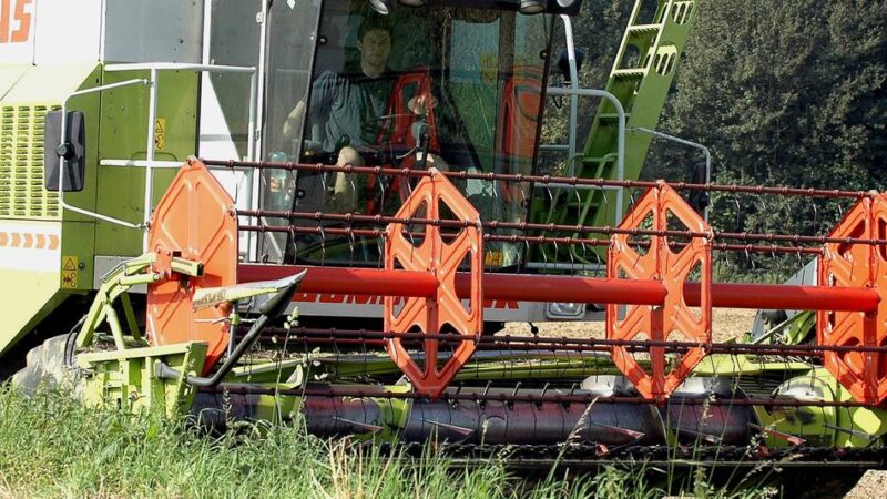 Unfall in Hamminkeln: Fahrerin wollte Mähdrescher überholen – drei Verletzte