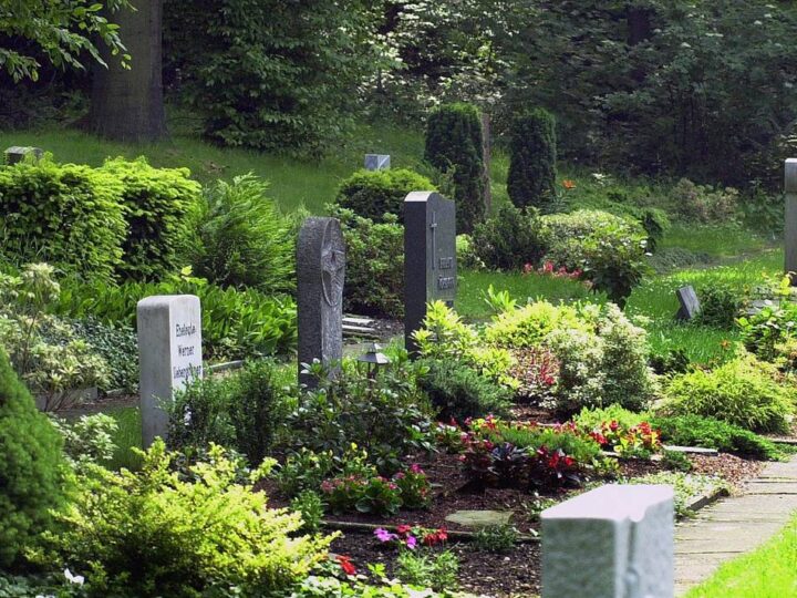 Kommunalfriedhof in Radevormwald: Stadt überprüft Standfestigkeit von Grabsteinen