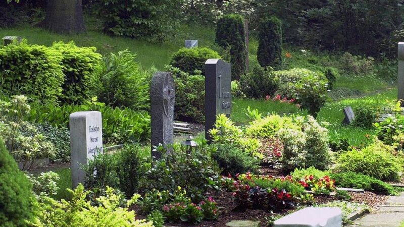 Kommunalfriedhof in Radevormwald: Stadt überprüft Standfestigkeit von Grabsteinen