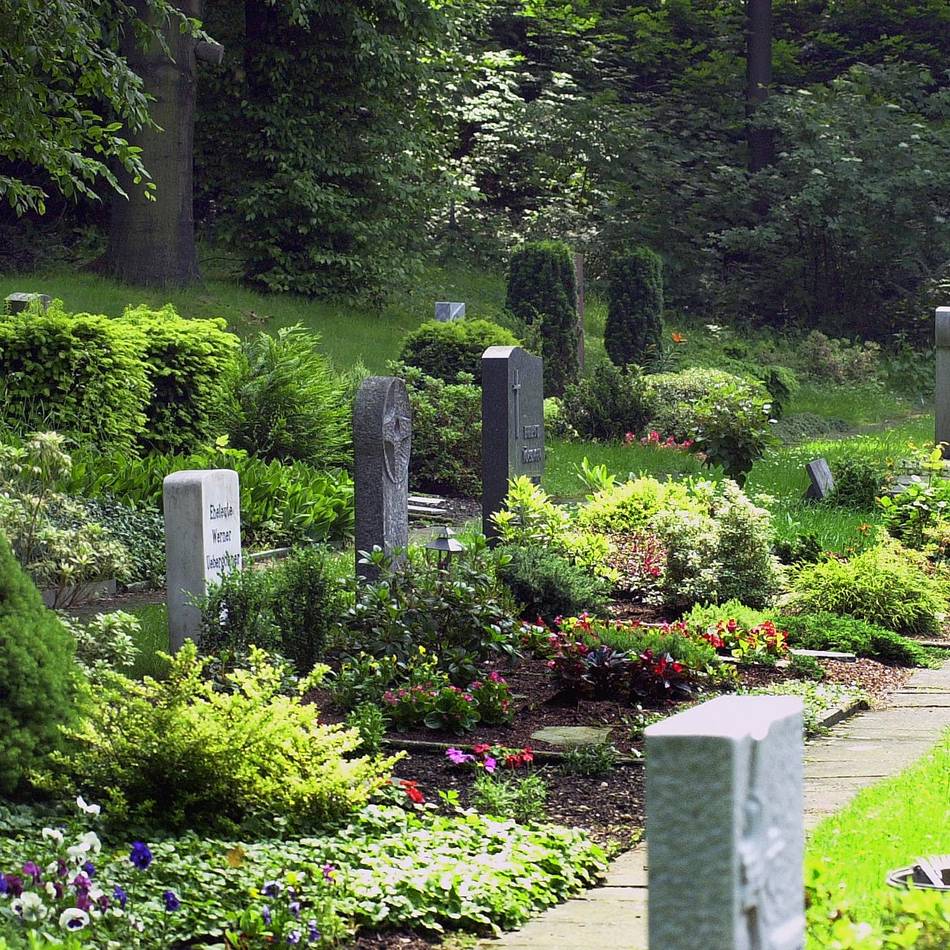 Kommunalfriedhof in Radevormwald: Stadt überprüft Standfestigkeit von Grabsteinen