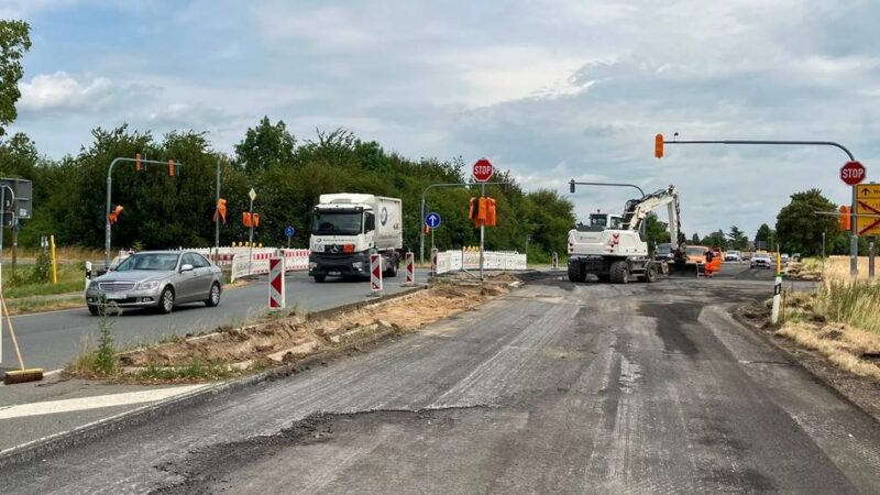 Sperrung an der Kreuzung in Birten: B57-Sanierung startet mit Polizei-Kontrolle