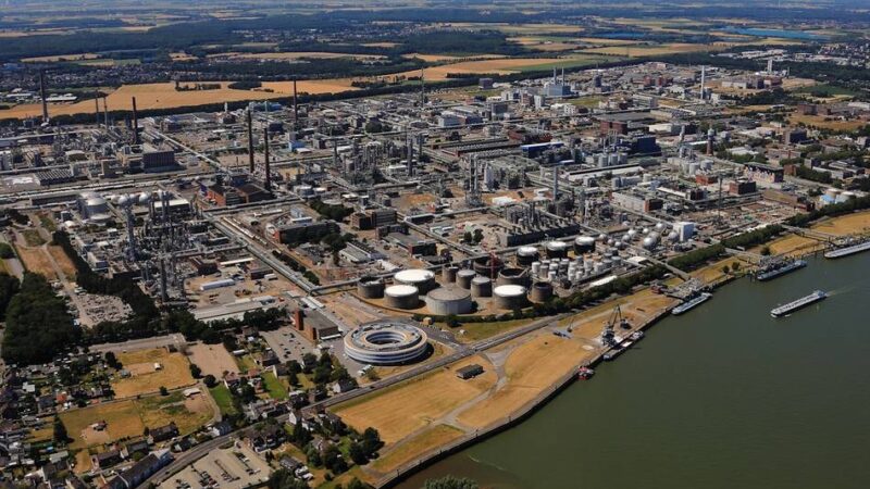 Wirtschaft in Dormagen : Niedrigwasser des Rheins belastet auch den Chempark