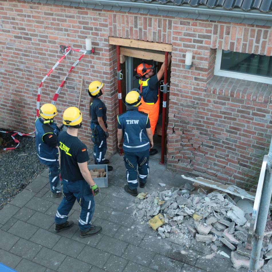 Unfall in Alpen: Auto wird gegen Haus geschleudert – THW stützt Wand ab