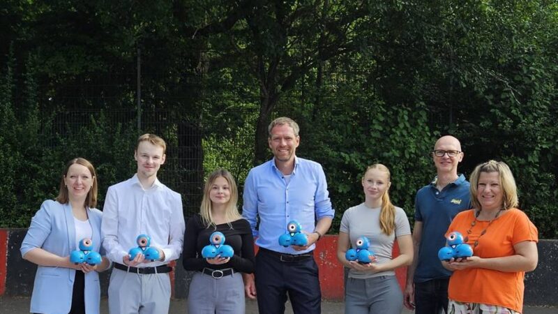 Astrid-Lindgren-Schule in Leverkusen: Azubis zeigen das Programmieren mit Lernrobotern