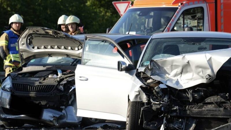 Zwei Frauen verletzt: Schwerer Unfall an Nettetaler Autobahnabfahrt