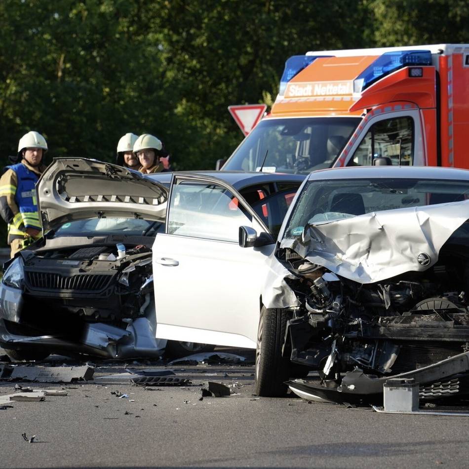 Zwei Frauen verletzt: Schwerer Unfall an Nettetaler Autobahnabfahrt