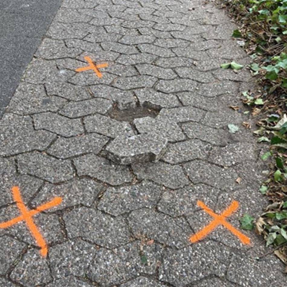 Gefährlicher Eingriff in Kevelaer: Unbekannter baut Steinfalle auf dem Radweg – Frau stürzt und verletzt sich