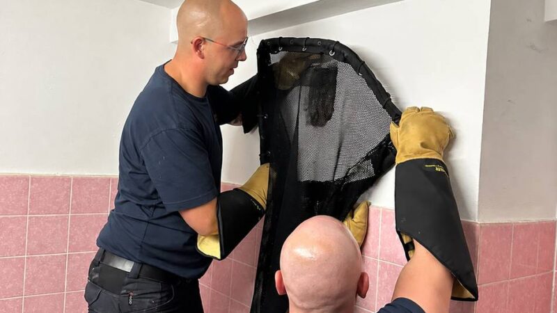 Einsatz in Neuss: Feuerwehr befreit Katze aus Schornstein