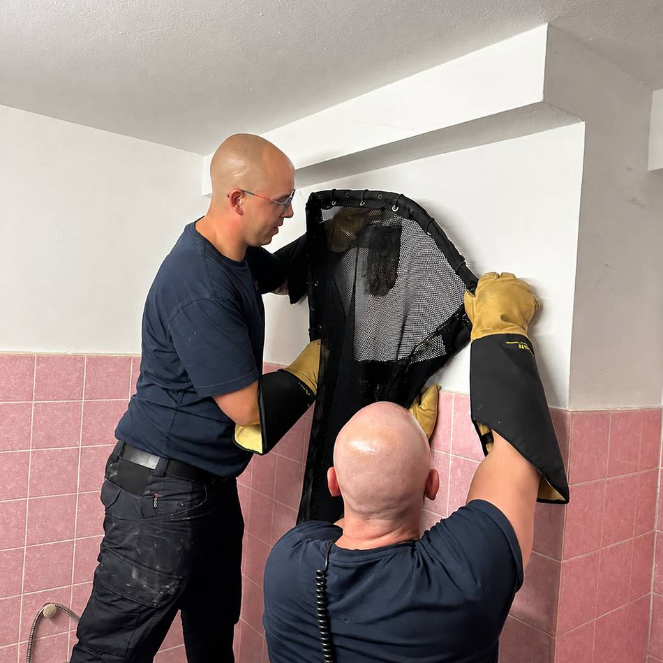 Einsatz in Neuss: Feuerwehr befreit Katze aus Schornstein