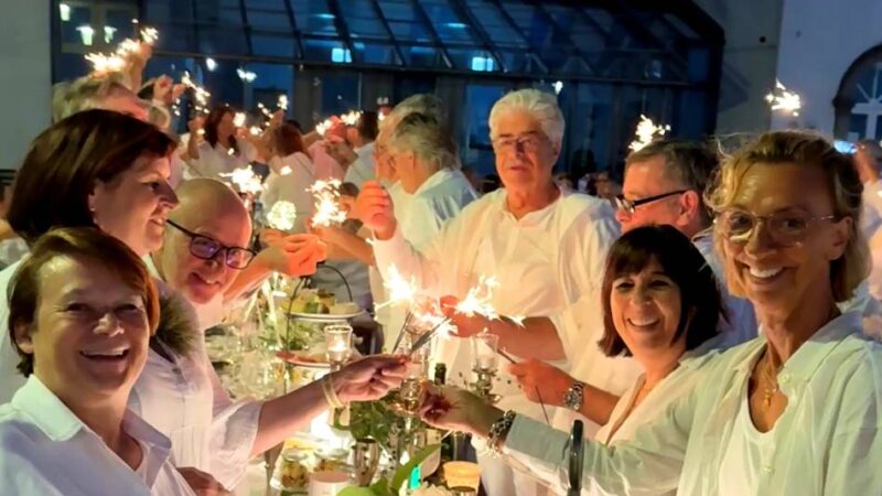 Party in Weiß: Neusser Dîner en blanc lockt mit Sonne und Geheimort