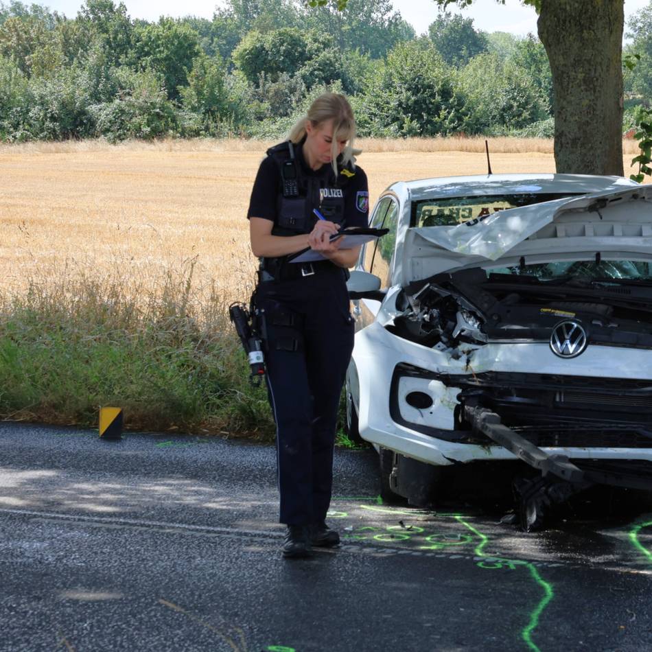 Unfall an der Jülicher Straße: Beifahrerin schwer verletzt – Rettungshubschrauber in Elsen im Einsatz