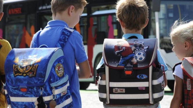 Ab dem zweiten Kind wird’s noch günstiger: Dormagener Schüler fahren weiter mit Deutschlandticket für 14 Euro