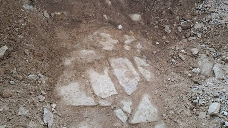 Überraschende Funde im Hückeswagener Schloss: Bauarbeiter stoßen auf menschliche Knochen und historisches Pflaster