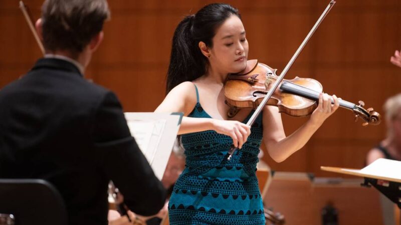 Konzert in Duisburg: Star-Geigerin Bomsori Kim begeistert in der Mercatorhalle