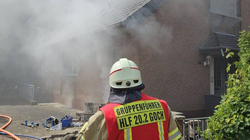 Großeinsatz der Feuerwehr: Zwei Verletzte nach Kellerbrand in Goch