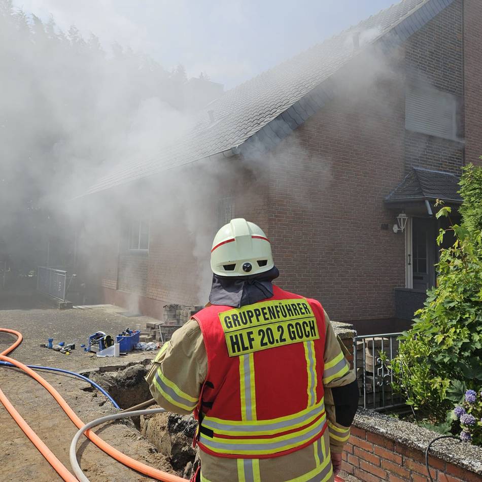 Großeinsatz der Feuerwehr: Zwei Verletzte nach Kellerbrand in Goch