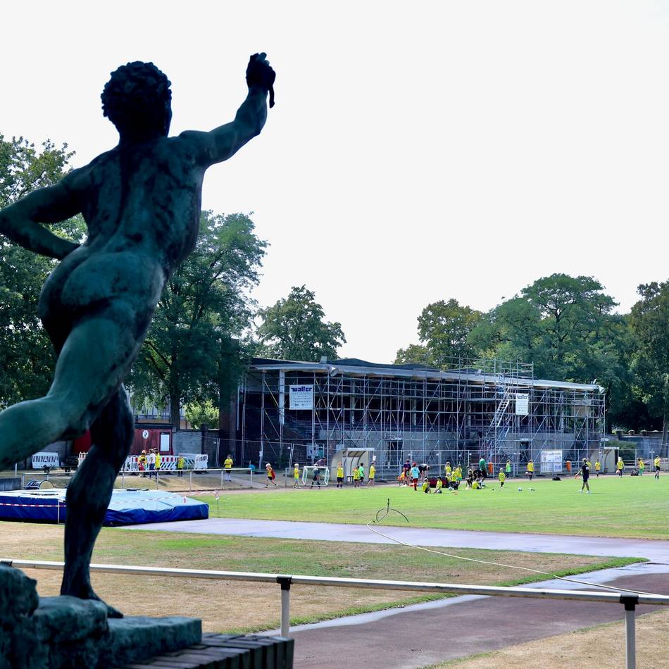 Sportanlage in Krefeld: Statik gefährdet – Hubert-Houben-Tribüne wird abgerissen