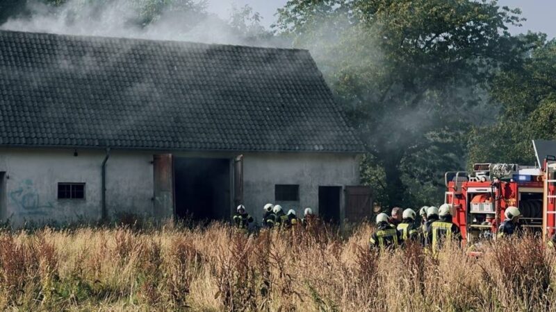 Einsatz der Feuerwehr: Stroh brennt in leerstehender Scheune in Kranenburg