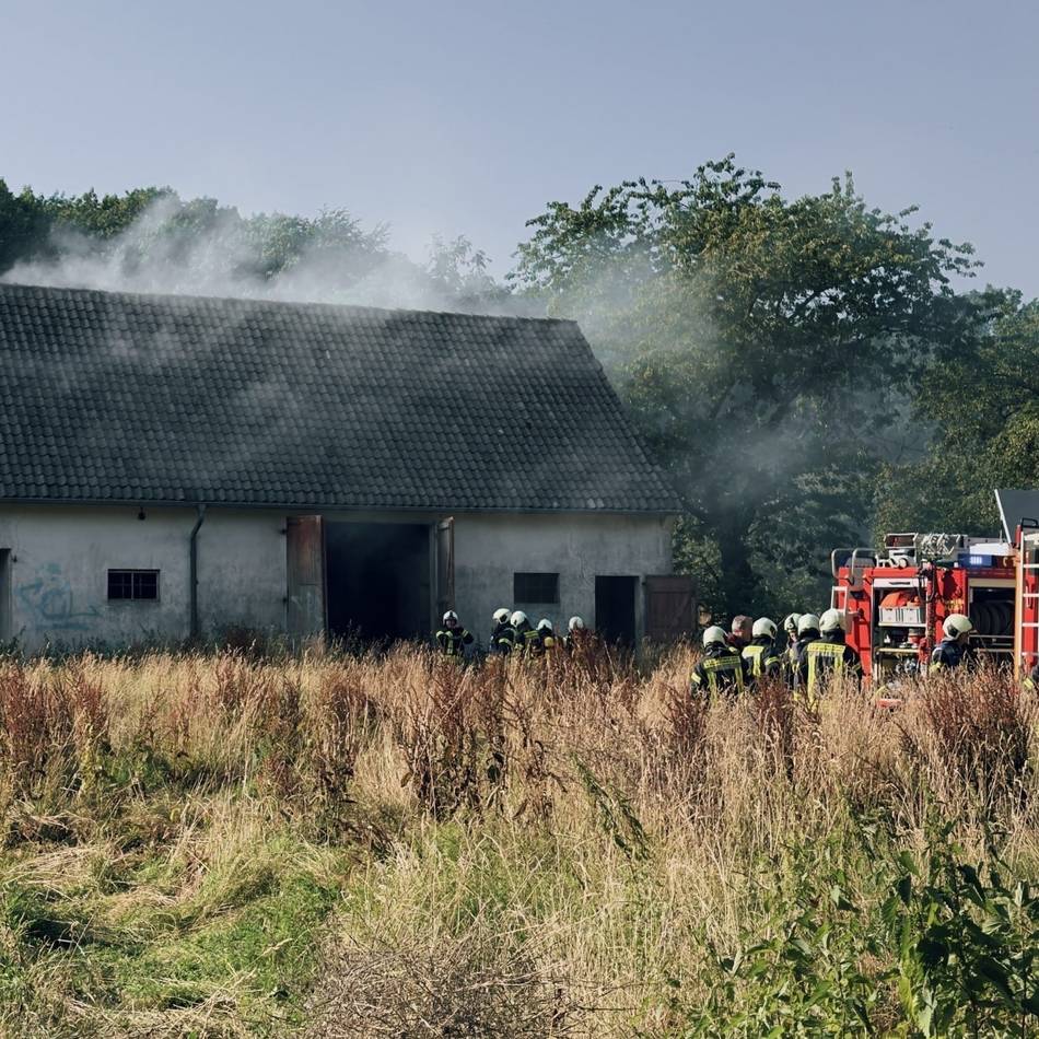 Einsatz der Feuerwehr: Stroh brennt in leerstehender Scheune in Kranenburg