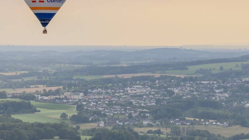 Neuer Heißluftballon der Volksbank Oberberg: Nach 38 Jahren wieder auf „große Fahrt“ über Oberberg