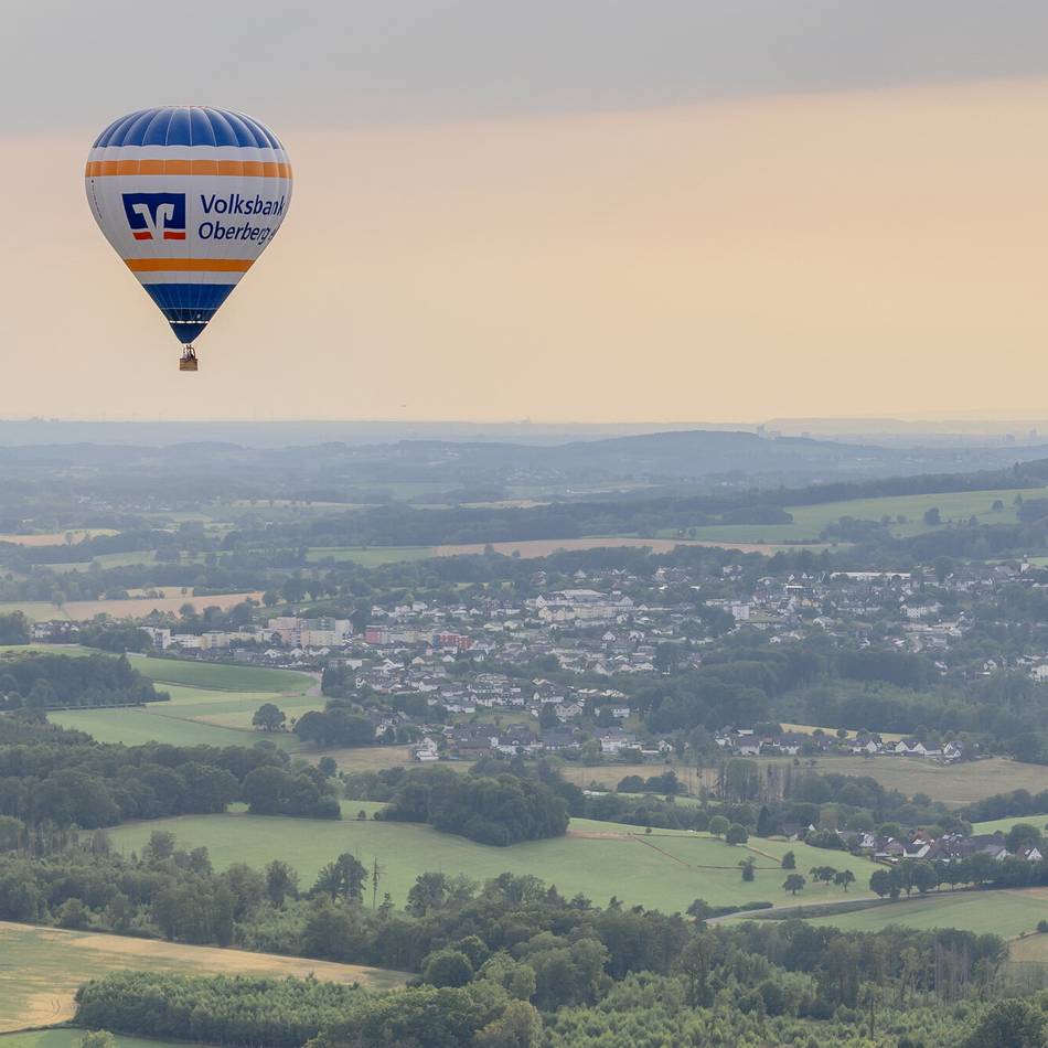Neuer Heißluftballon der Volksbank Oberberg: Nach 38 Jahren wieder auf „große Fahrt“ über Oberberg