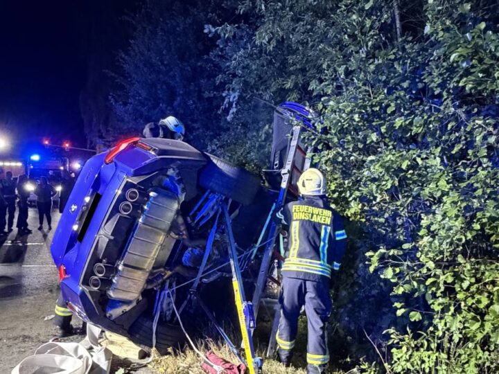 Verkehrsunfall in Dinslaken: Auto kippt auf die Seite – drei Verletzte