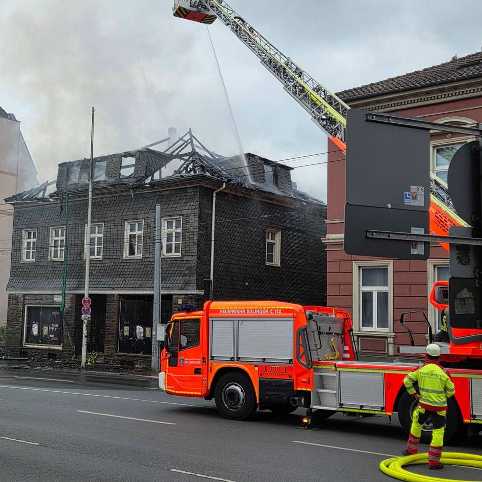 Hauptstraße gesperrt: Dachstuhl in Solinger Innenstadt steht in Flammen