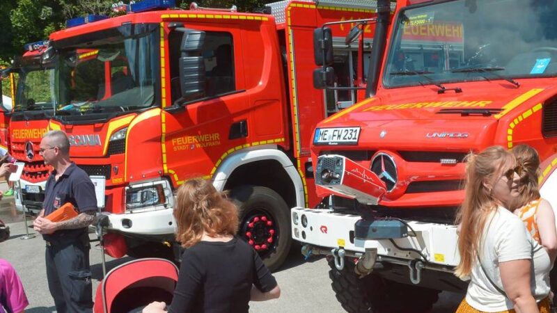 Neben den roten Fahrzeugen erregten die Vierbeiner der Rettungshundestaffel großes Aufsehen: Feuerwehr ließ es beim Tag der offenen Tür knallen