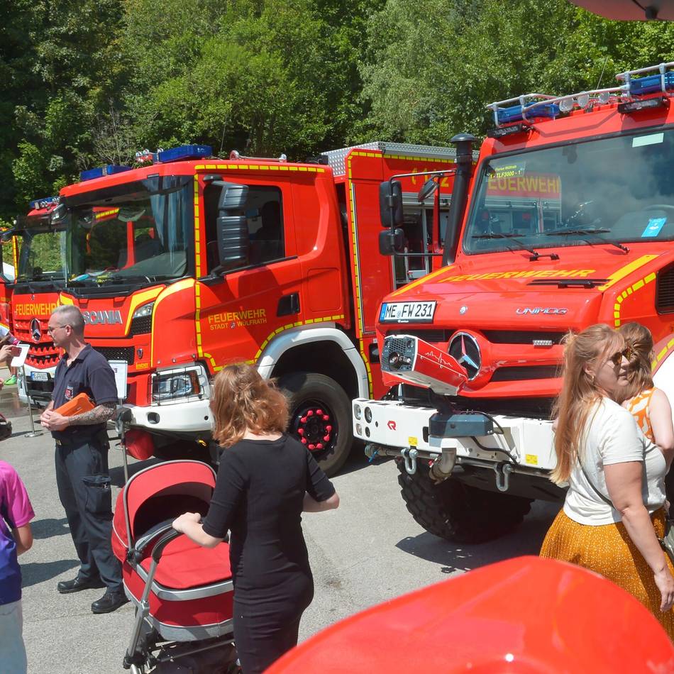 Neben den roten Fahrzeugen erregten die Vierbeiner der Rettungshundestaffel großes Aufsehen: Feuerwehr ließ es beim Tag der offenen Tür knallen