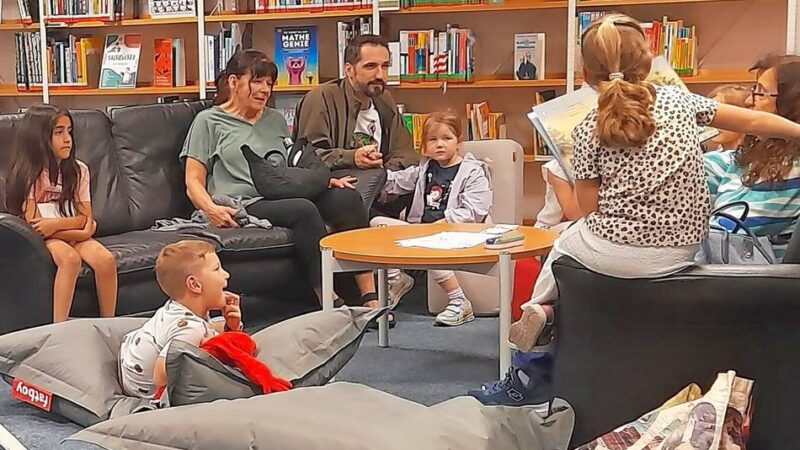 Die Lese-Paten der Medienwelt unterhalten die Kinder mit spannender altersgerechter Literatur: Unterhaltung und Sprachförderung