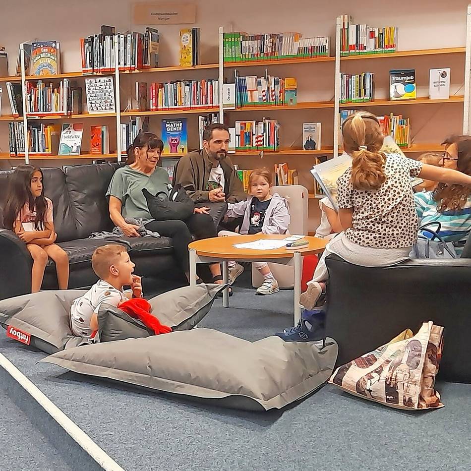 Die Lese-Paten der Medienwelt unterhalten die Kinder mit spannender altersgerechter Literatur: Unterhaltung und Sprachförderung