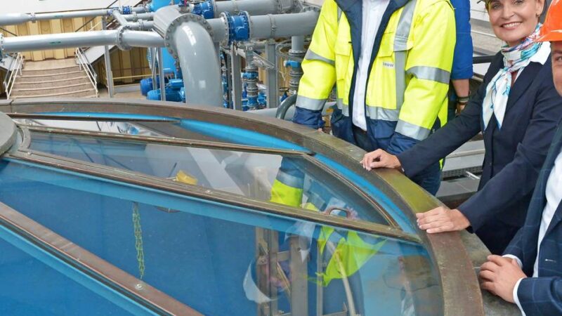 In Kettwig vor der Brücke wird das Flusswasser mit fortschrittlicher Technik aufbereitet: Nevigeser Wassertrinker schätzen das Trinkwasser aus der Ruhr ohne Chlor