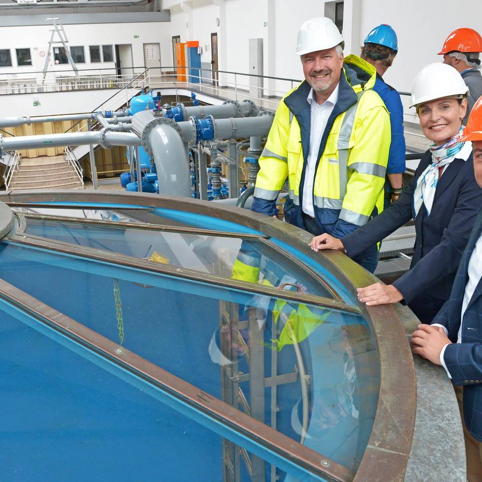 In Kettwig vor der Brücke wird das Flusswasser mit fortschrittlicher Technik aufbereitet: Nevigeser Wassertrinker schätzen das Trinkwasser aus der Ruhr ohne Chlor