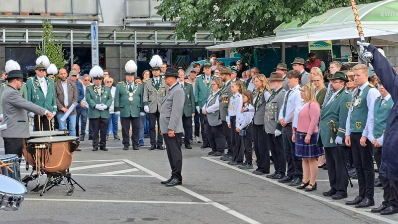 Schützenfest in Hückeswagen: Zapfenstreich der Schützen im Zeichen des Respekts