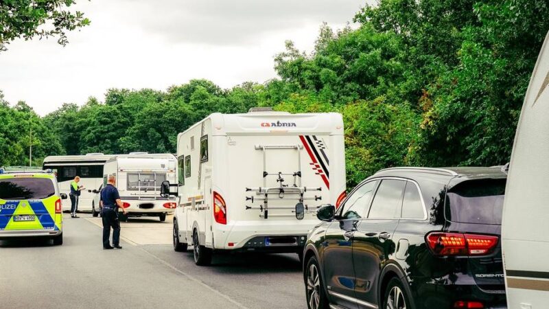 Volle Beladung, keine Bußgelder: Warum Urlauber in Bedburg-Hau freiwillig zur Polizei fahren