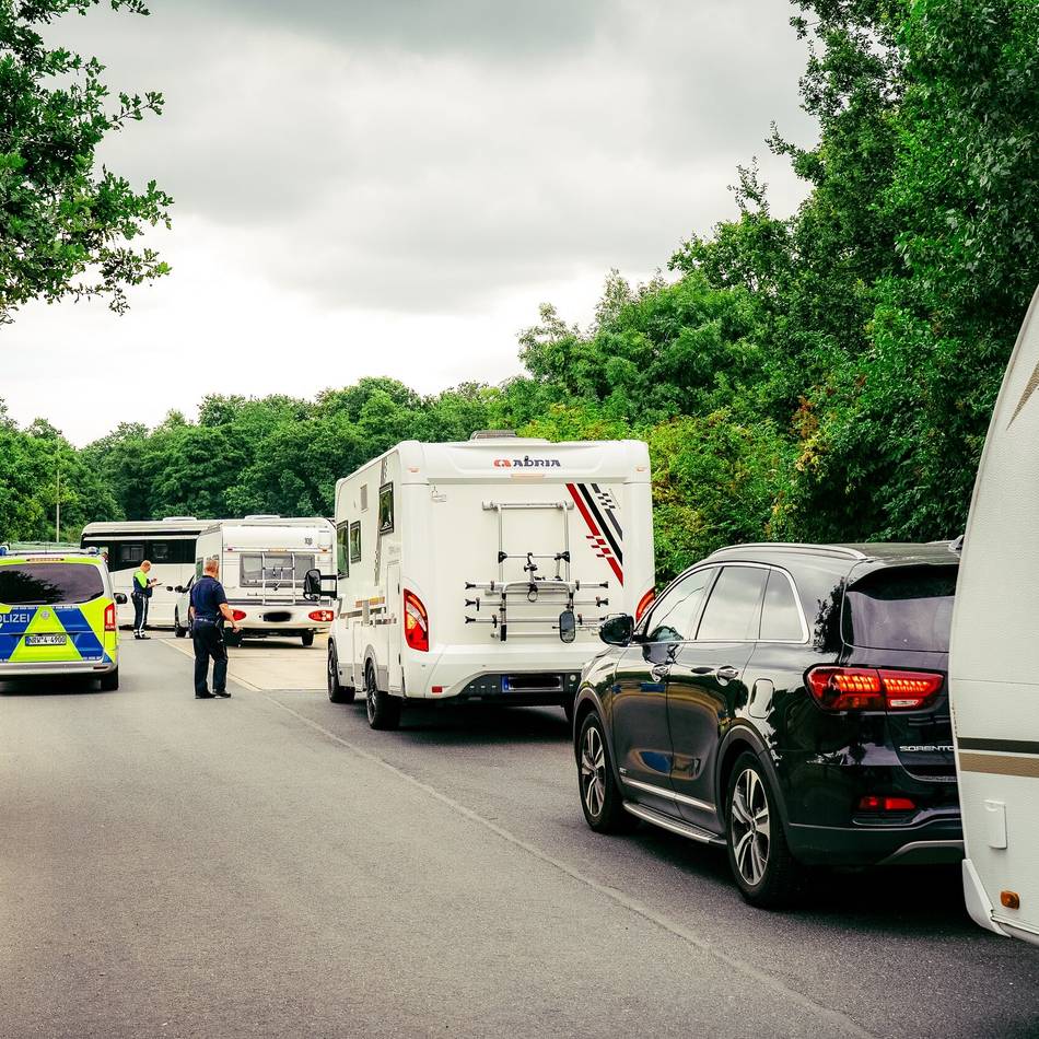 Volle Beladung, keine Bußgelder: Warum Urlauber in Bedburg-Hau freiwillig zur Polizei fahren