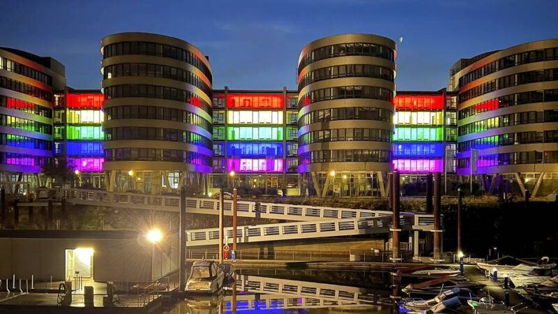 Mahnwache in Duisburg nach CSD-Anschlag: „Jetzt erst recht!“