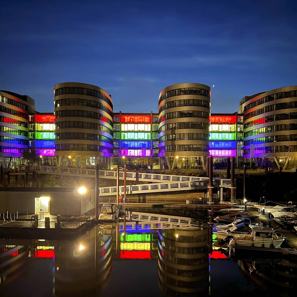 Mahnwache in Duisburg nach CSD-Anschlag: „Jetzt erst recht!“