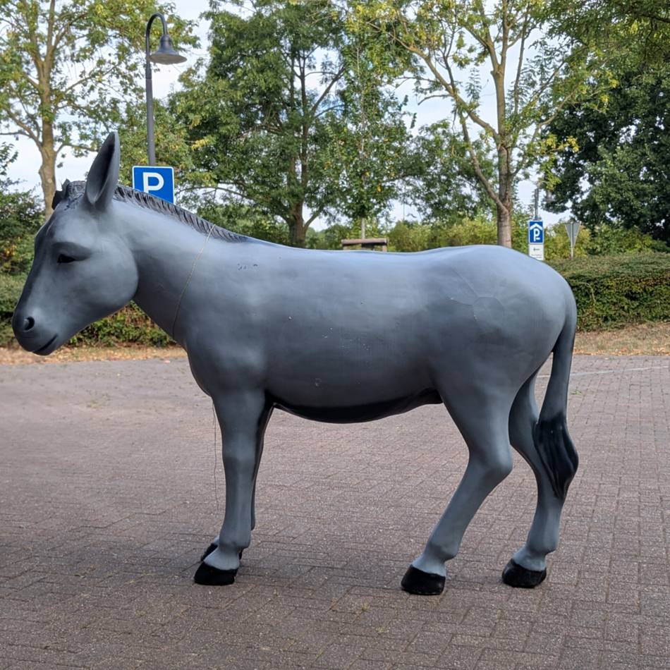 Polizei sucht mögliche Zeugen: Unbekannte stehlen Weseler Eselfigur und legen sie auf einem Spielplatz ab