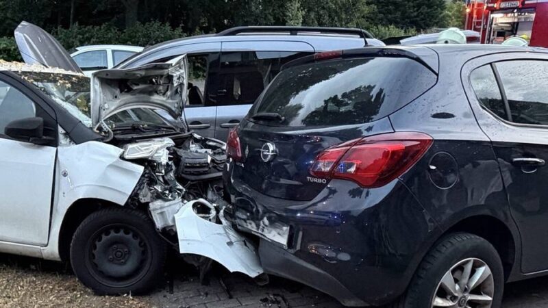 Unfall am frühen Morgen in Lobberich: Drei Autos ineinander verkeilt