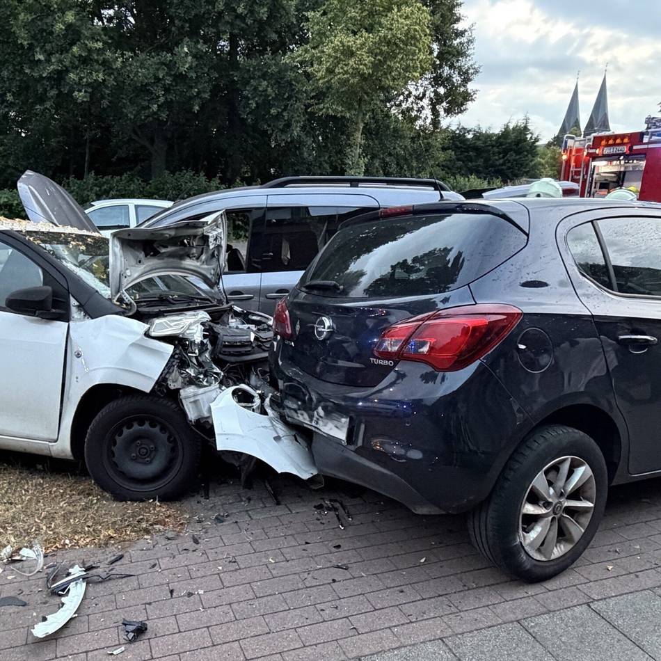 Unfall am frühen Morgen in Lobberich: Drei Autos ineinander verkeilt